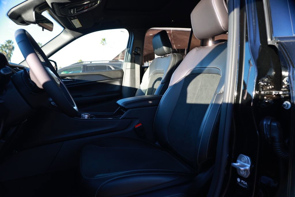 New 2025 Jeep Grand Cherokee Altitude image 13