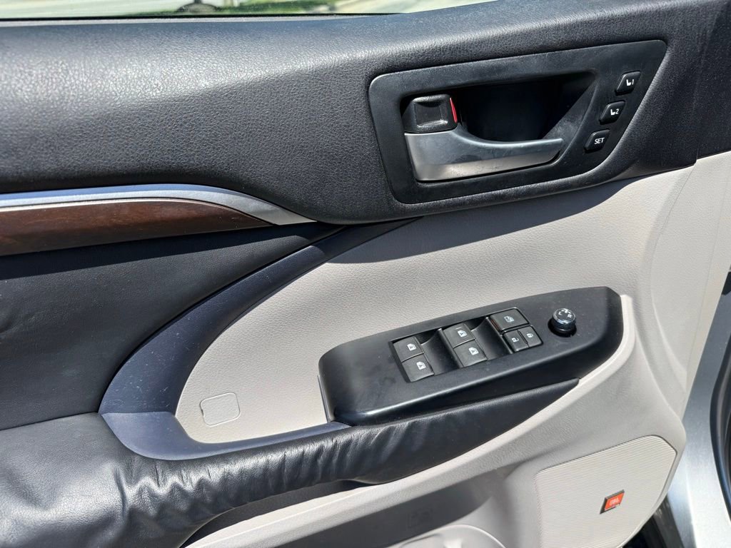 Used 2014 Toyota Highlander Limited FWD image 16