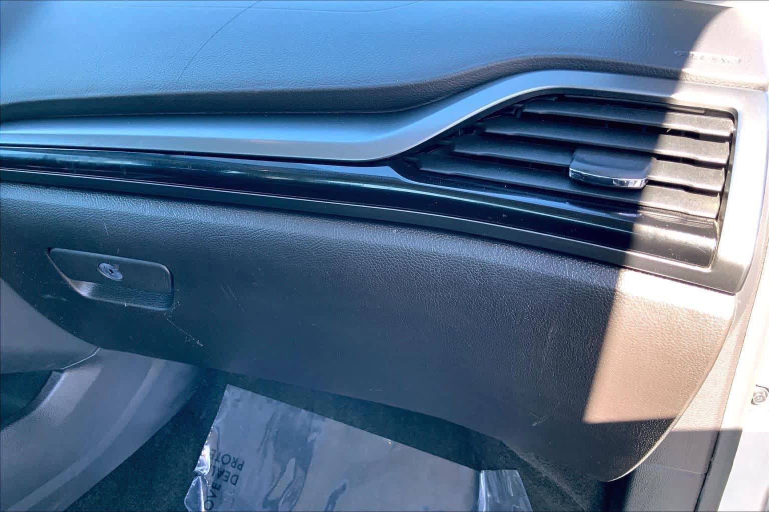 Used 2015 Ford Fusion SE FWD image 18
