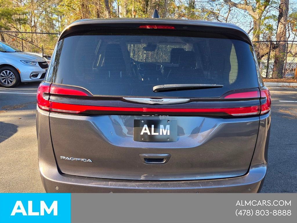 Used 2023 Chrysler Pacifica Touring-L FWD image 5