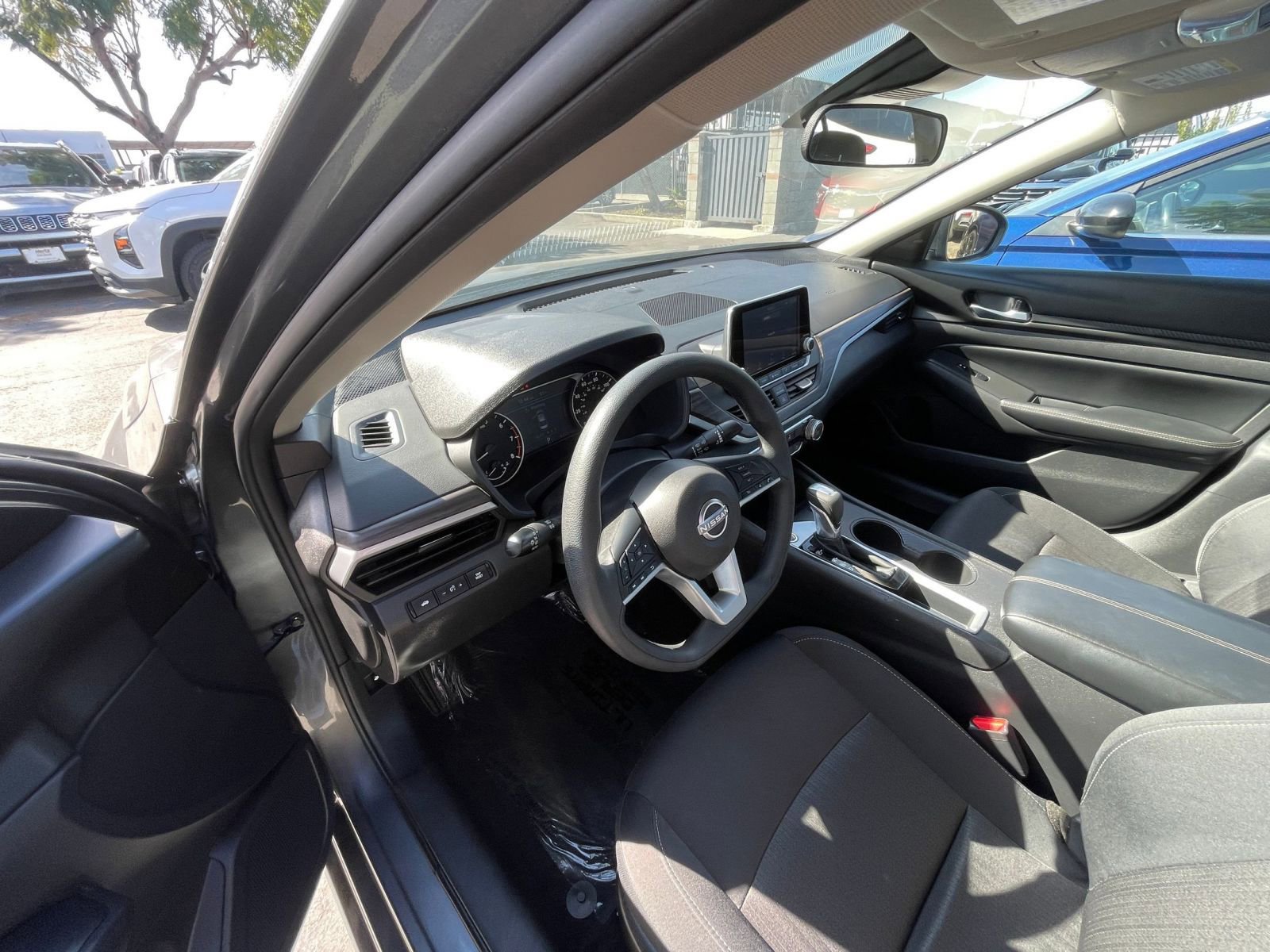 Used 2025 Nissan Altima 2.5 SV image 35