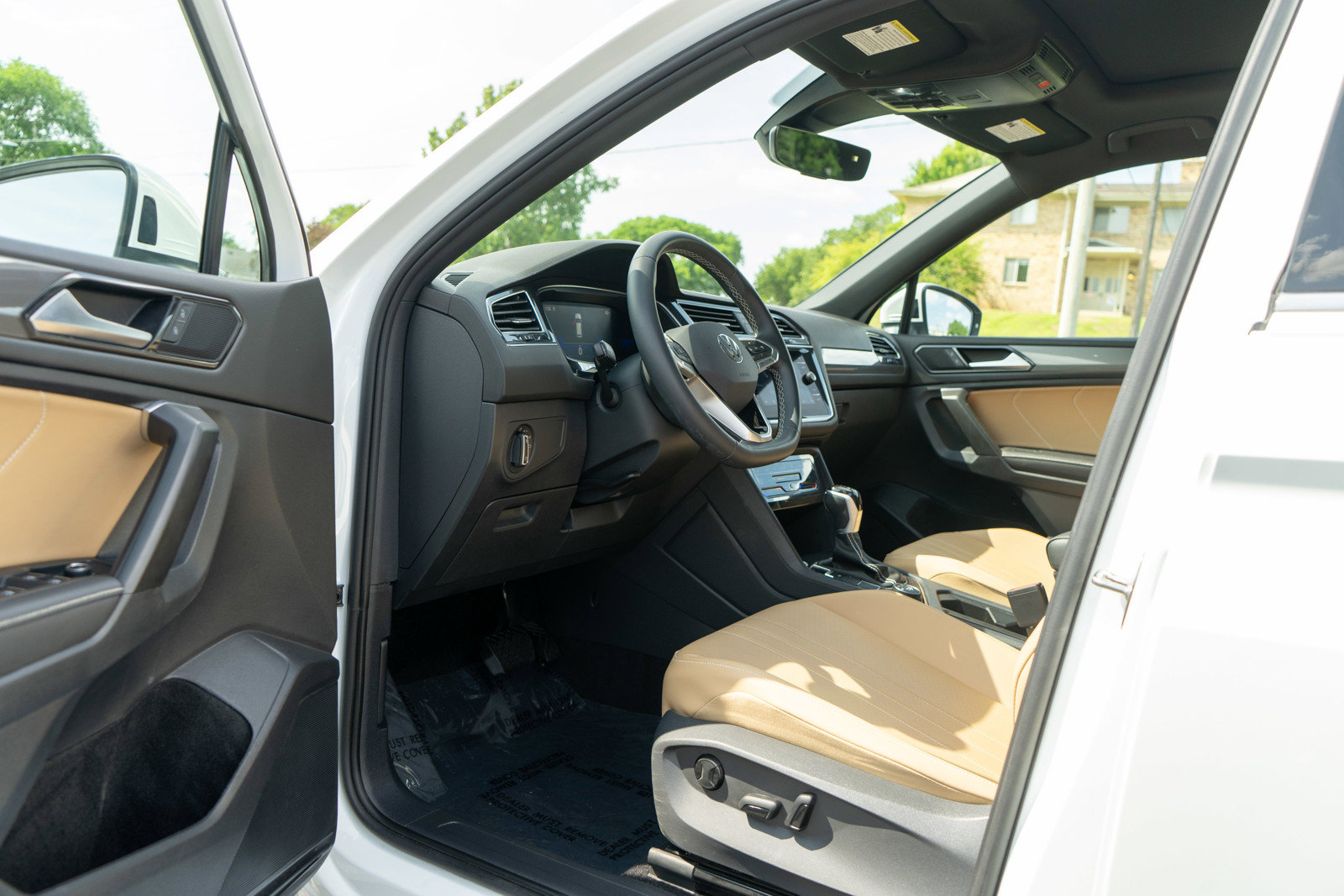 Used 2023 Volkswagen Tiguan SE w/ Panoramic Sunroof Package AWD/4WD image 13