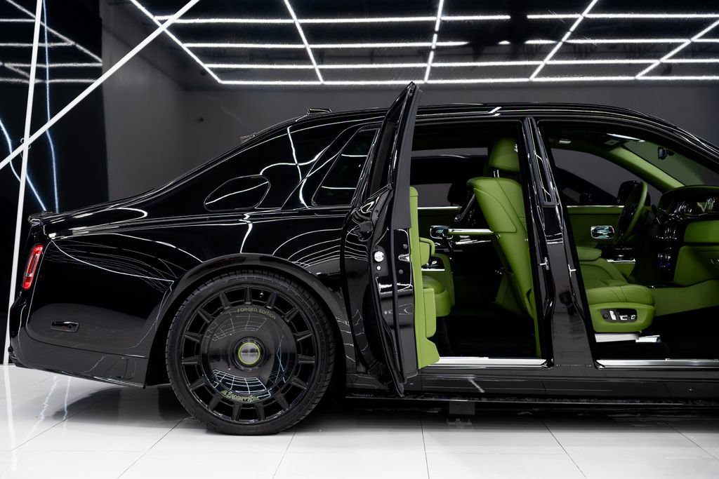 Used 2023 Rolls-Royce Phantom Sedan w/ The Phantom Package RWD image 16