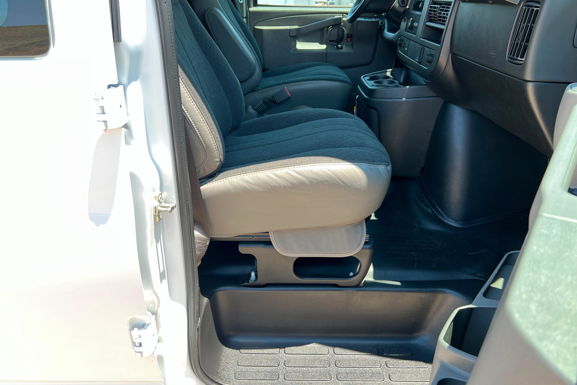 Used 2024 Chevrolet Express 2500 w/ Driver Convenience Package RWD image 21