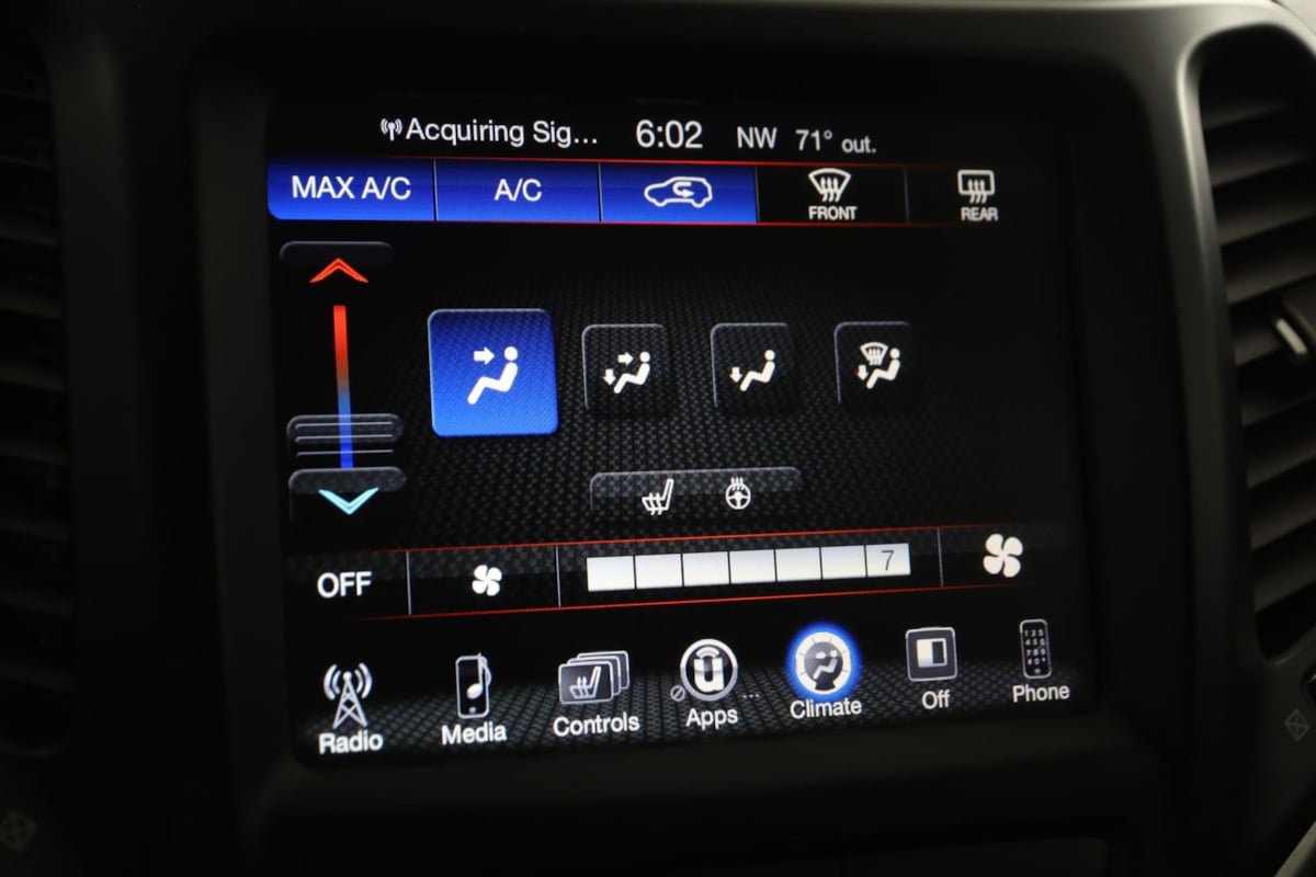 Used 2018 Jeep Cherokee Latitude Plus w/ Cold Weather Group FWD image 29