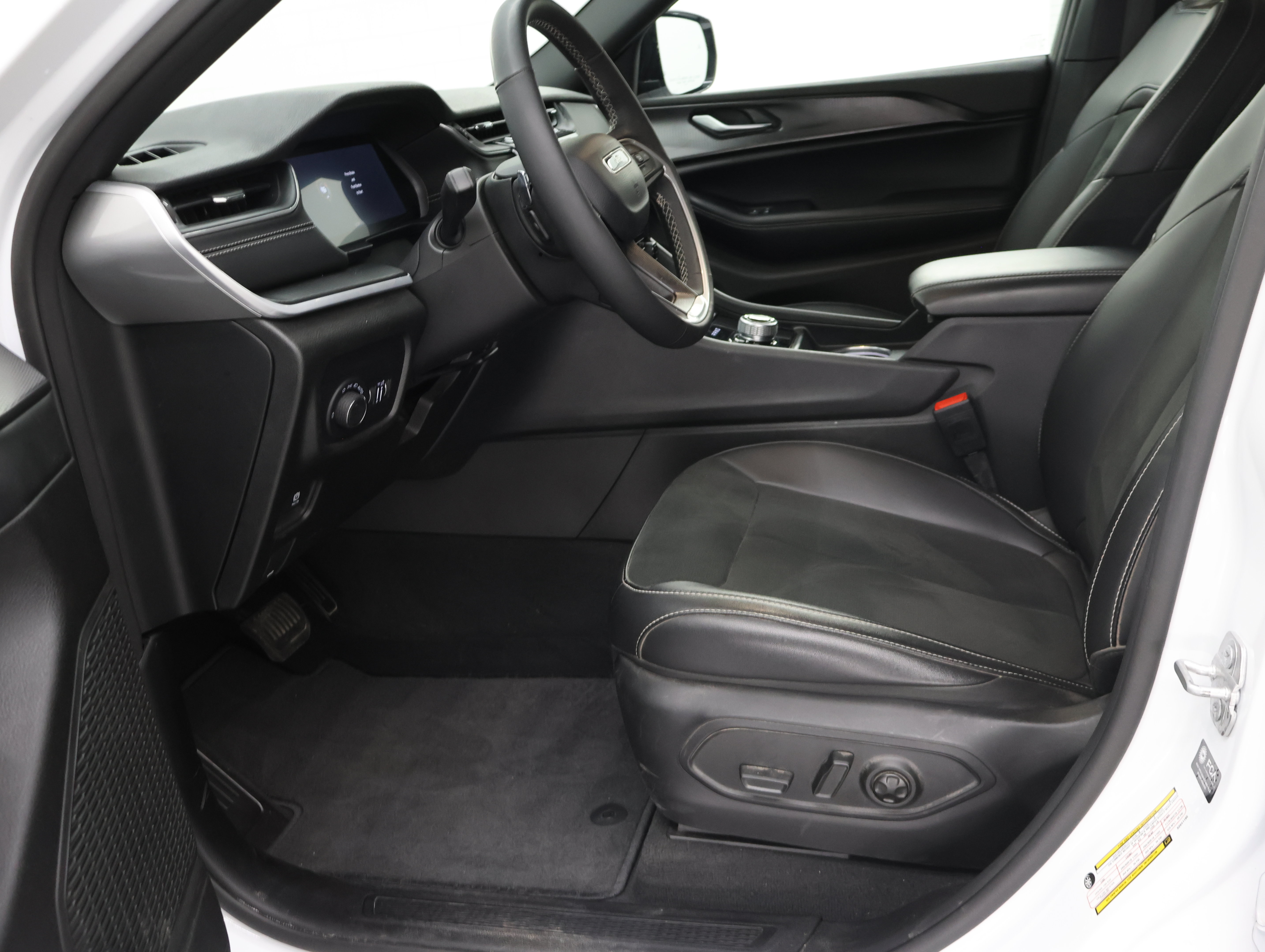Used 2025 Jeep Grand Cherokee L Altitude AWD/4WD image 8