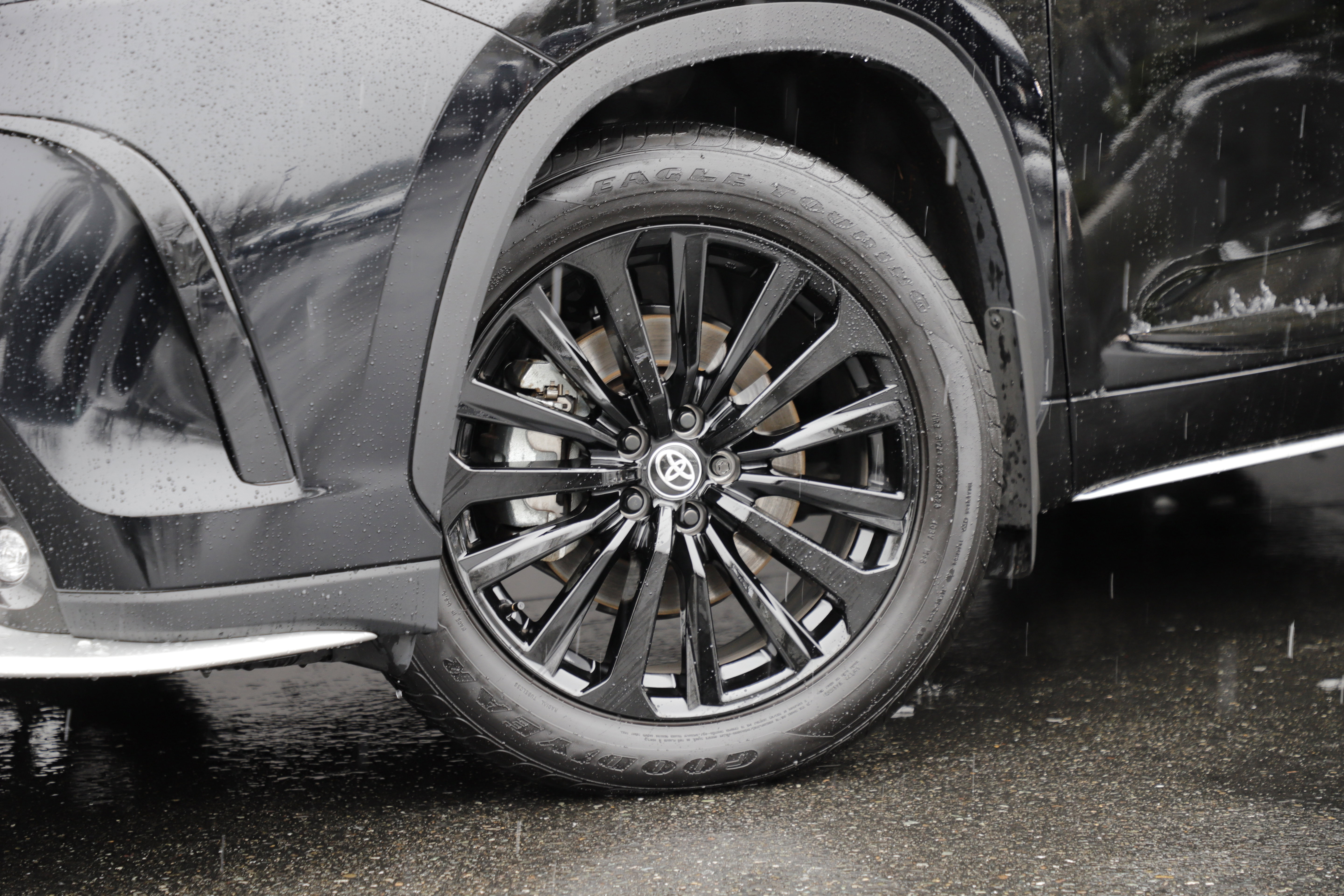 Used 2025 Toyota Highlander XSE image 2