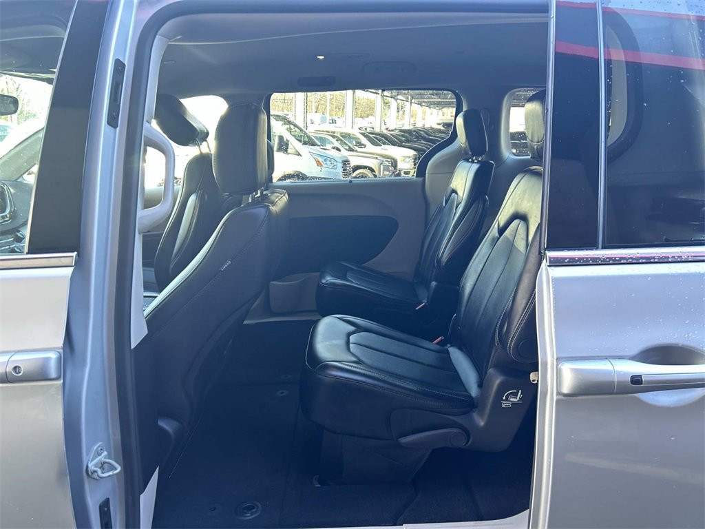 Used 2024 Chrysler Pacifica Touring-L image 12