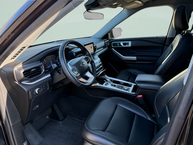 Used 2022 Ford Explorer XLT w/ Equipment Group 202A AWD/4WD image 4
