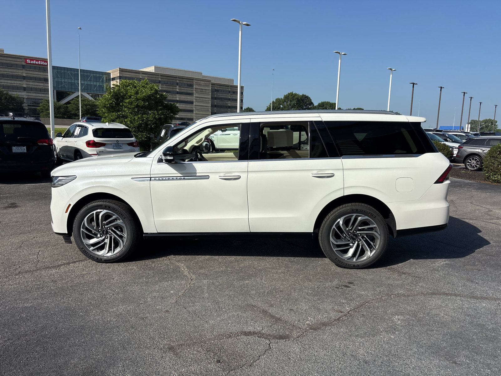New 2027 Lincoln Navigator Reserve AWD/4WD image 4