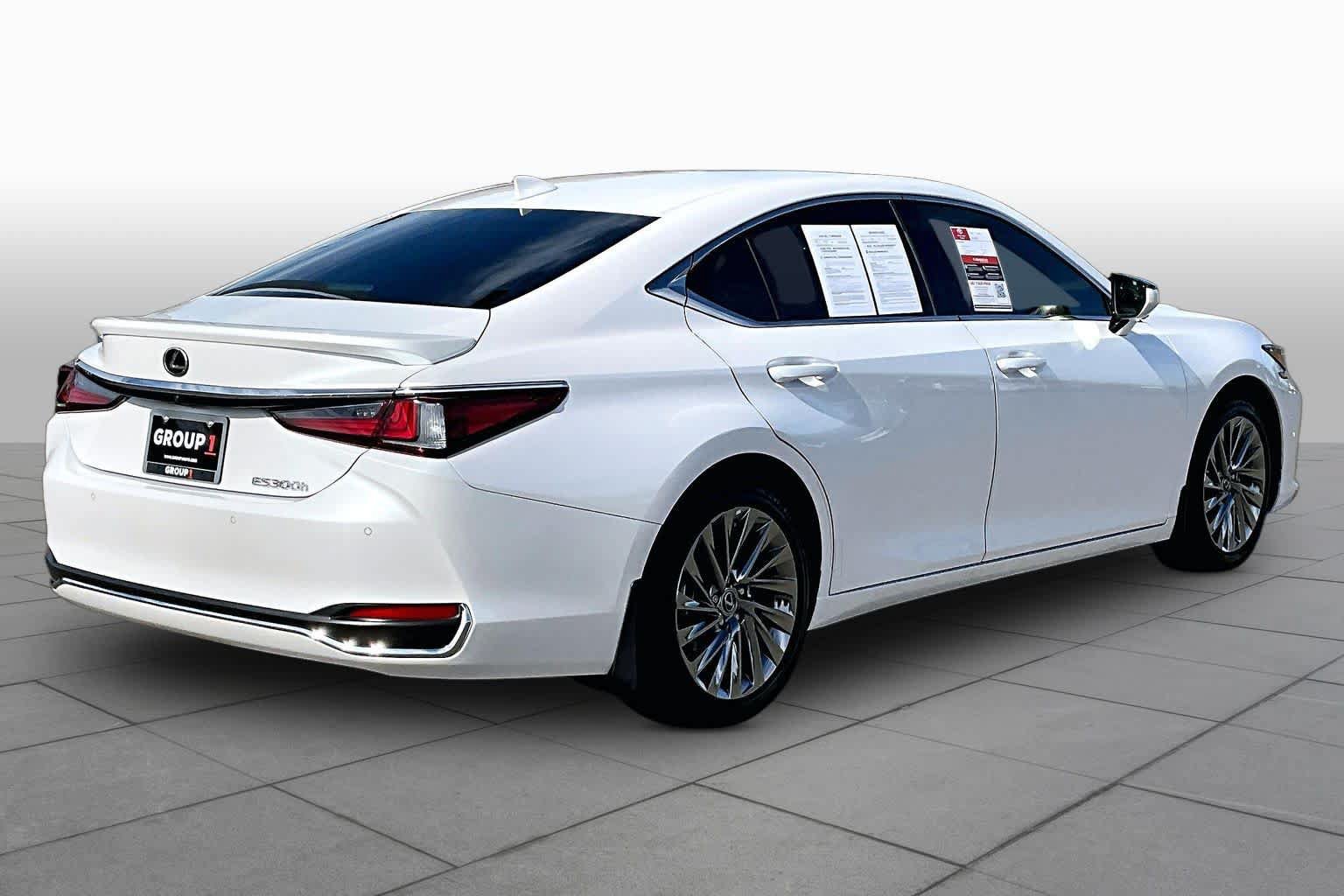 Used 2024 Lexus ES 300h w/ Luxury Package FWD image 12