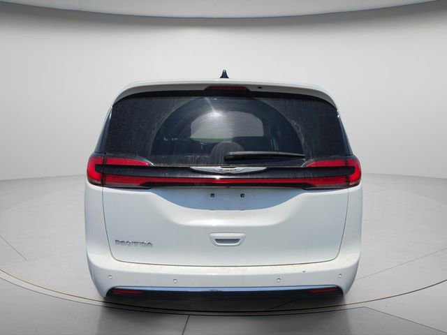 Used 2023 Chrysler Pacifica Touring-L FWD image 8