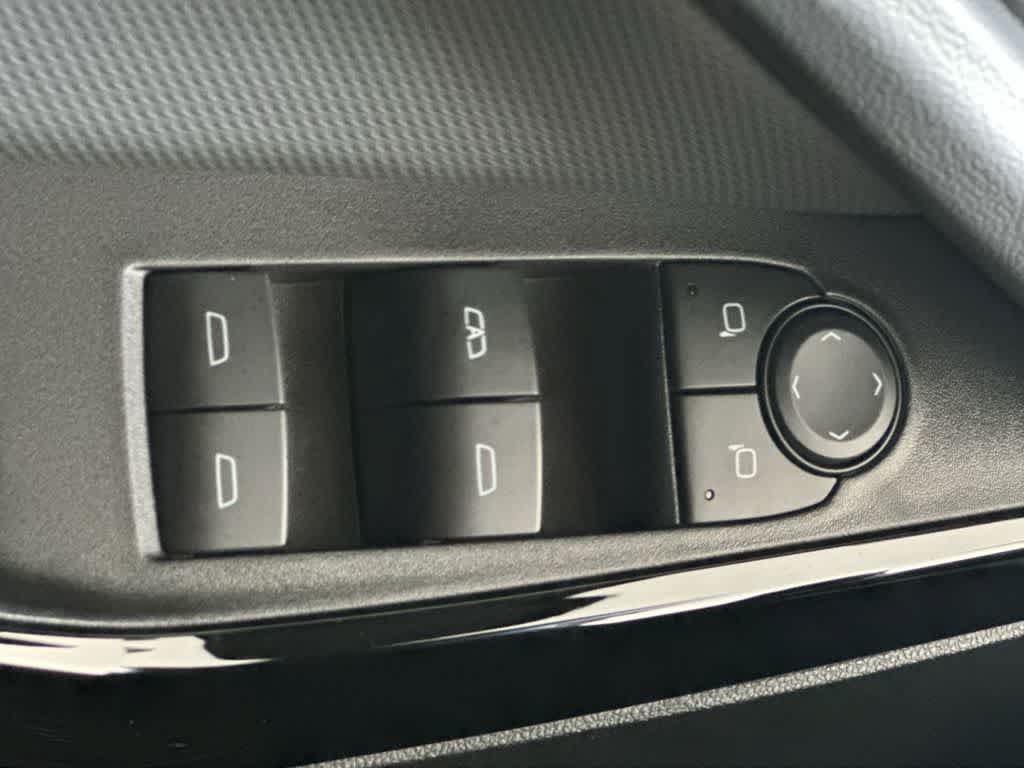 Used 2025 Chevrolet Equinox LT w/ Safety and Technology Package FWD image 17