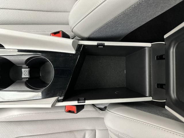 Used 2022 Hyundai Elantra Limited w/ Preferred Accessory Package FWD image 21