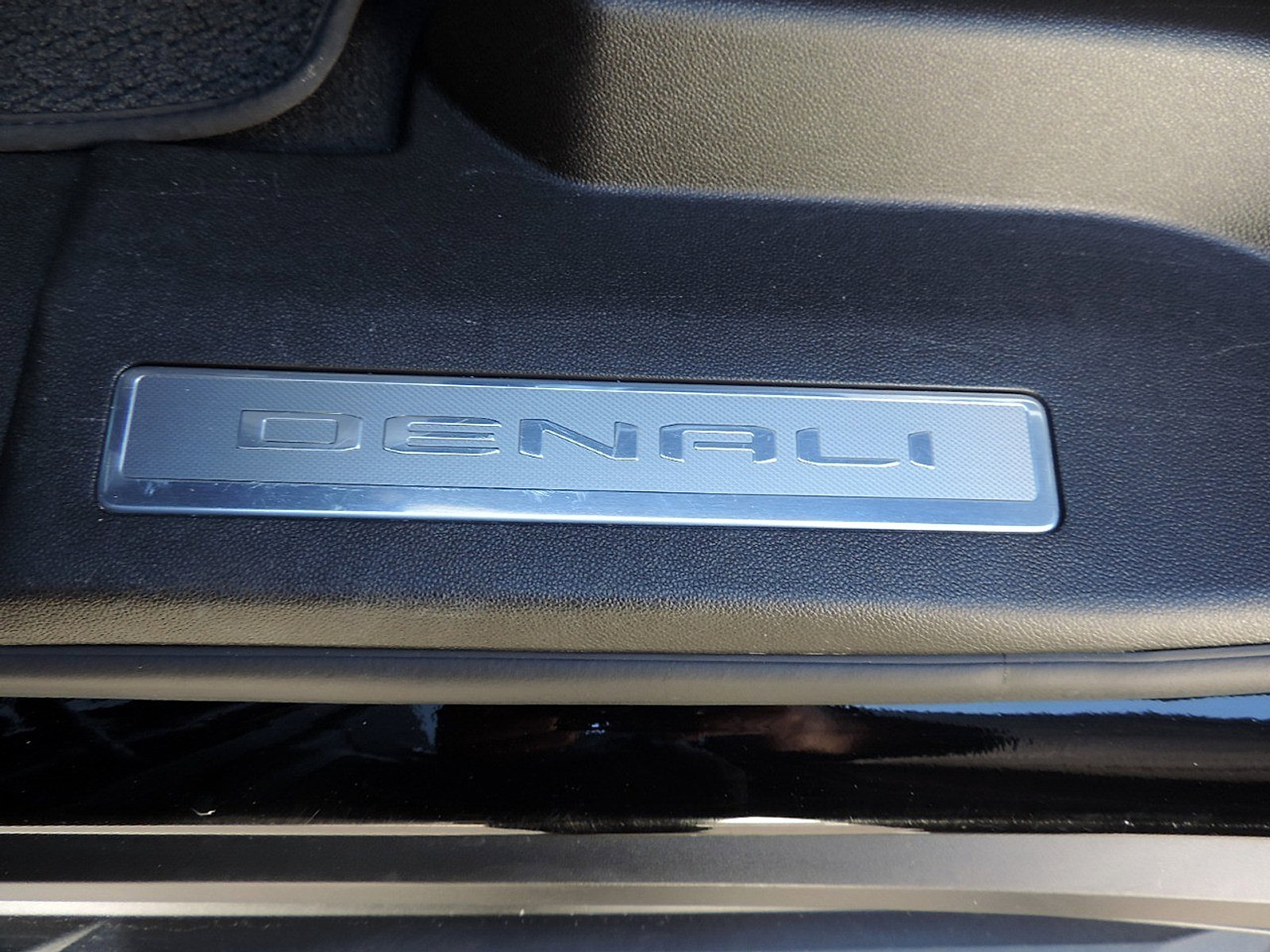 Certified 2025 GMC Yukon Denali image 16