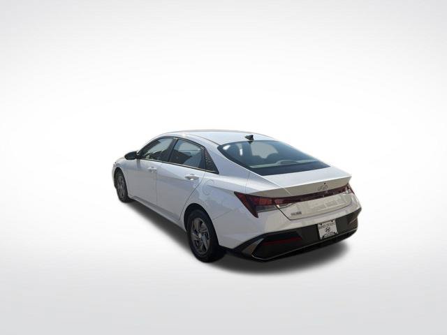 Used 2024 Hyundai Elantra SE FWD image 5