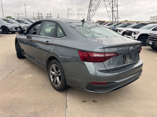 Used 2024 Volkswagen Jetta SE FWD image 3