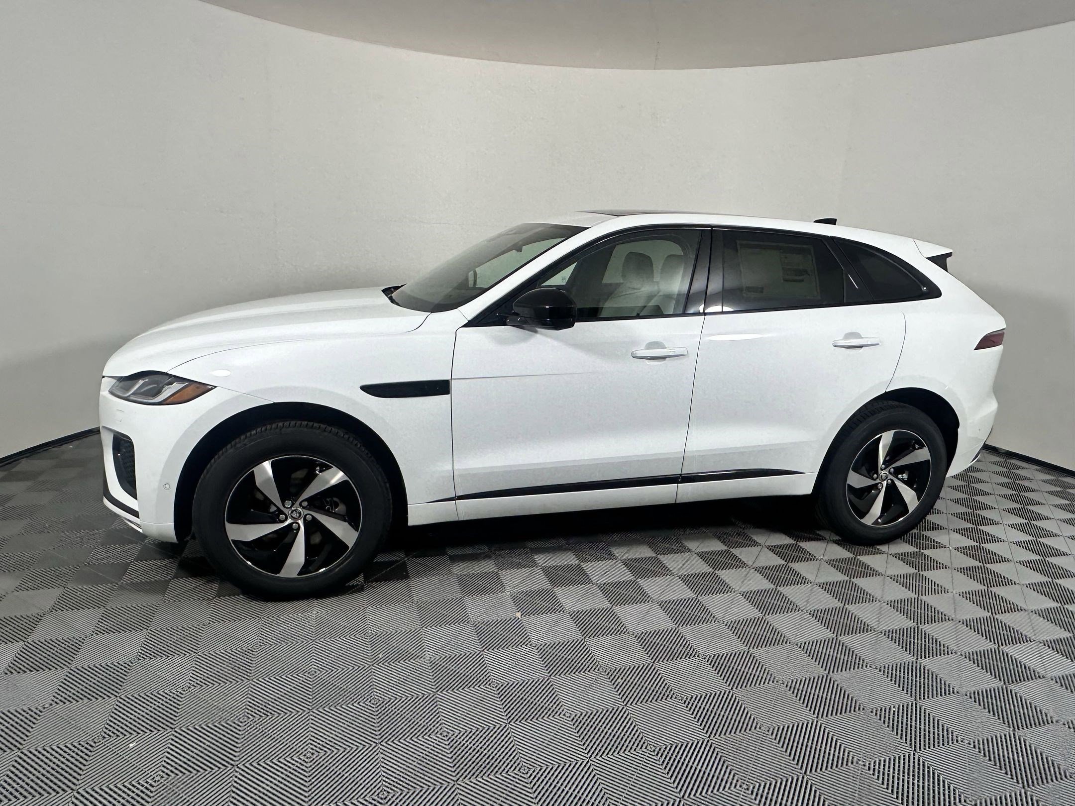 Used 2026 Jaguar F-PACE R-Dynamic S image 2