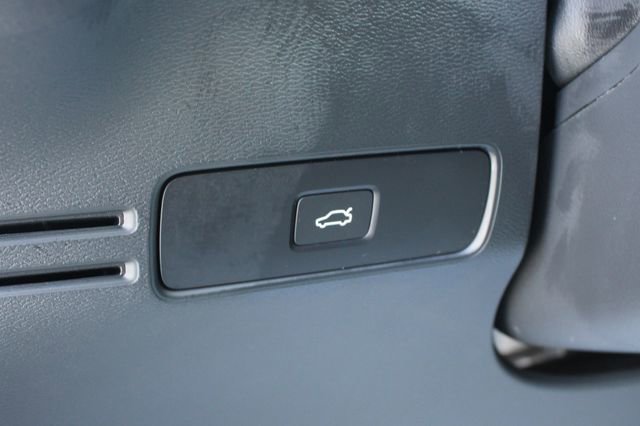 Used 2025 Volvo XC40 B5 Plus image 16