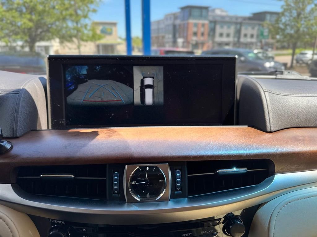 Used 2021 Lexus LX 570 4WD w/ Luxury Package image 15