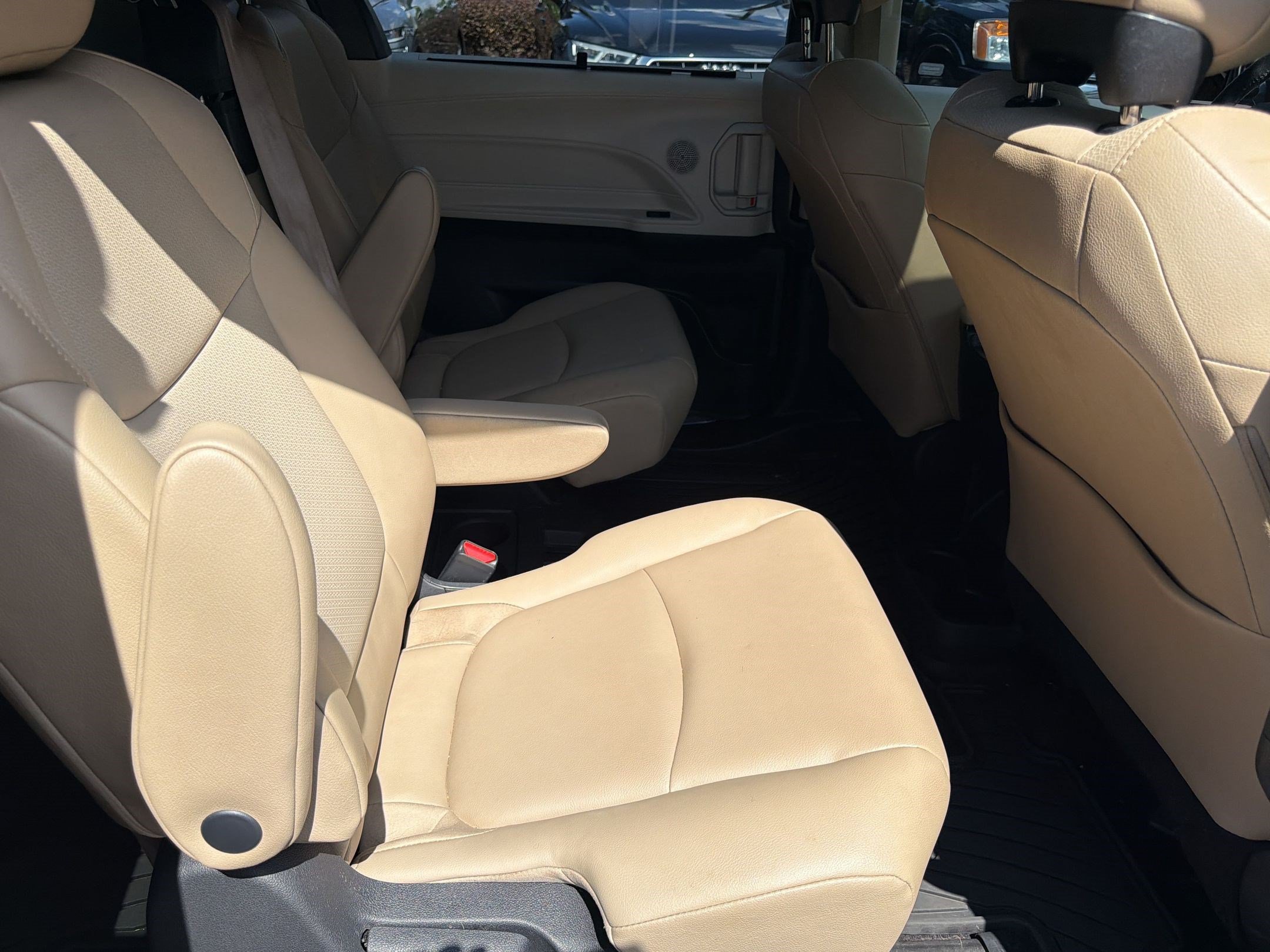 Used 2021 Toyota Sienna XLE FWD image 30