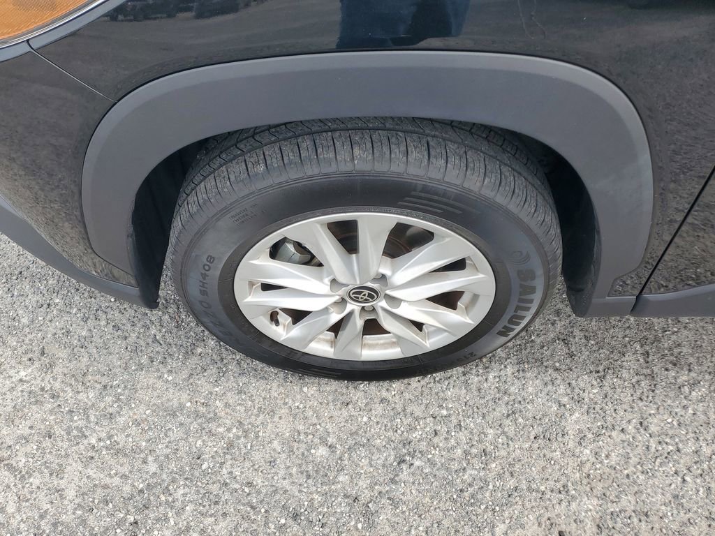 Used 2022 Toyota Corolla Cross LE image 6