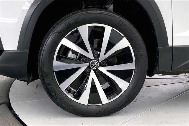 Certified 2022 Volkswagen Taos SE image 9