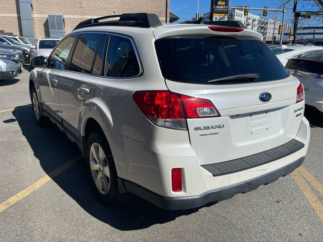 Used 2011 Subaru Outback 3.6R Limited w/ PWR Moonroof Pkg AWD/4WD image 5
