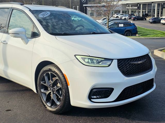 Used 2022 Chrysler Pacifica Limited w/ S Appearance Package image 2