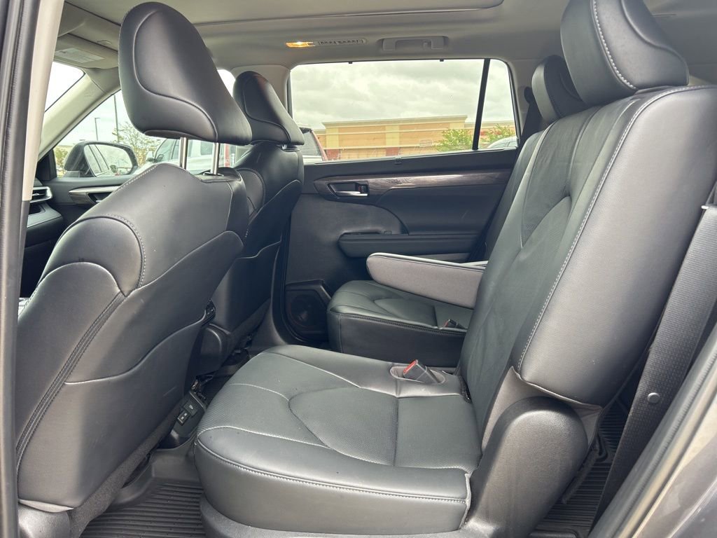 Used 2023 Toyota Highlander Platinum FWD image 11