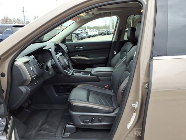 Certified 2024 Nissan Pathfinder Platinum w/ Black Appearance Package image 4