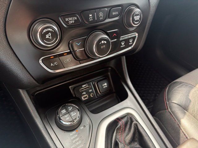Used 2018 Jeep Cherokee Trailhawk w/ Cold Weather Group AWD/4WD image 30