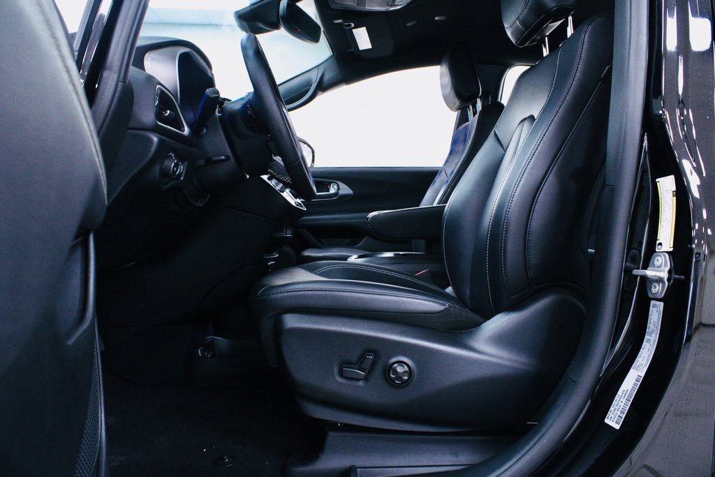 Used 2025 Chrysler Pacifica Select image 18
