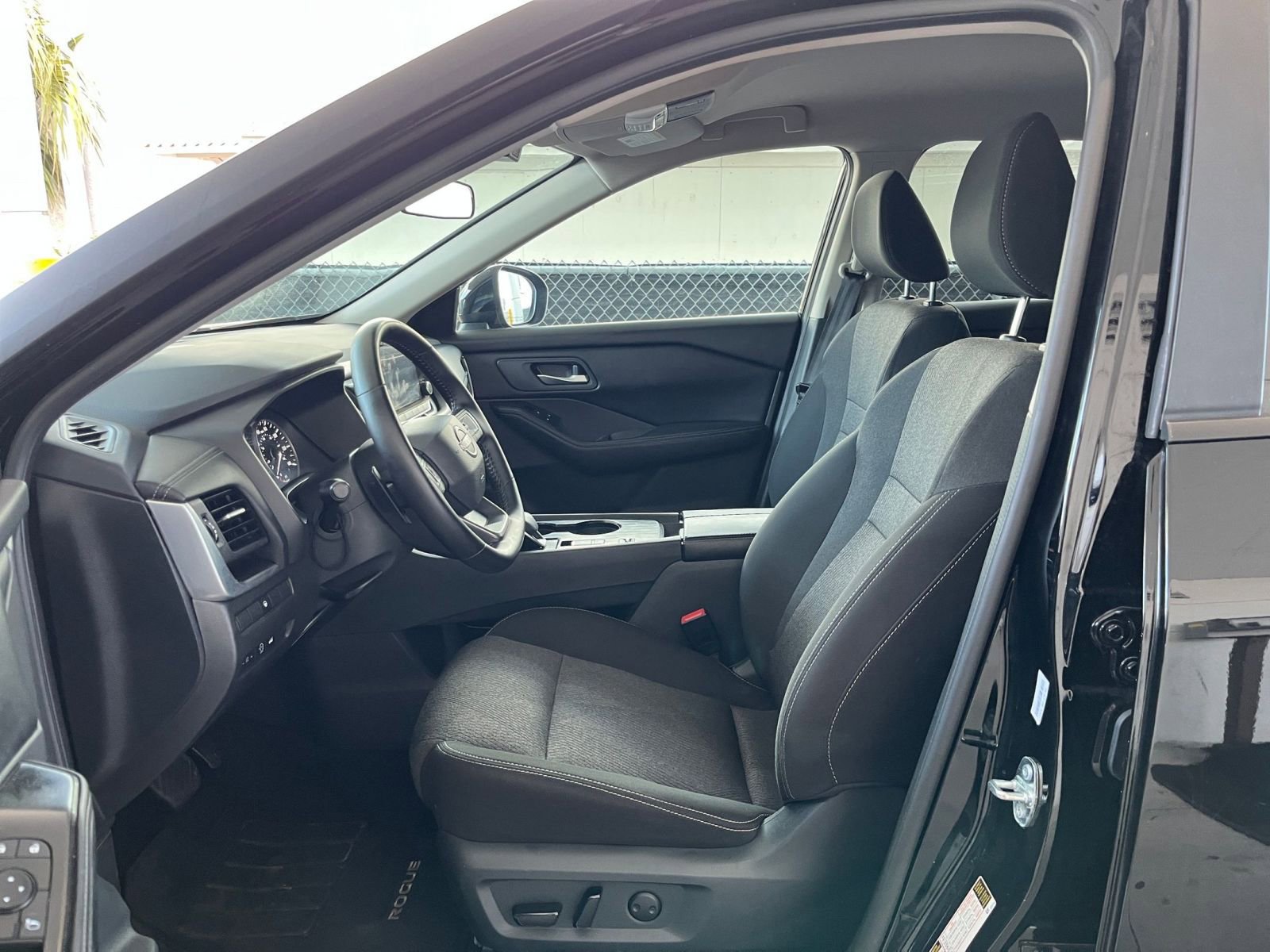 Used 2025 Nissan Rogue SV FWD image 28