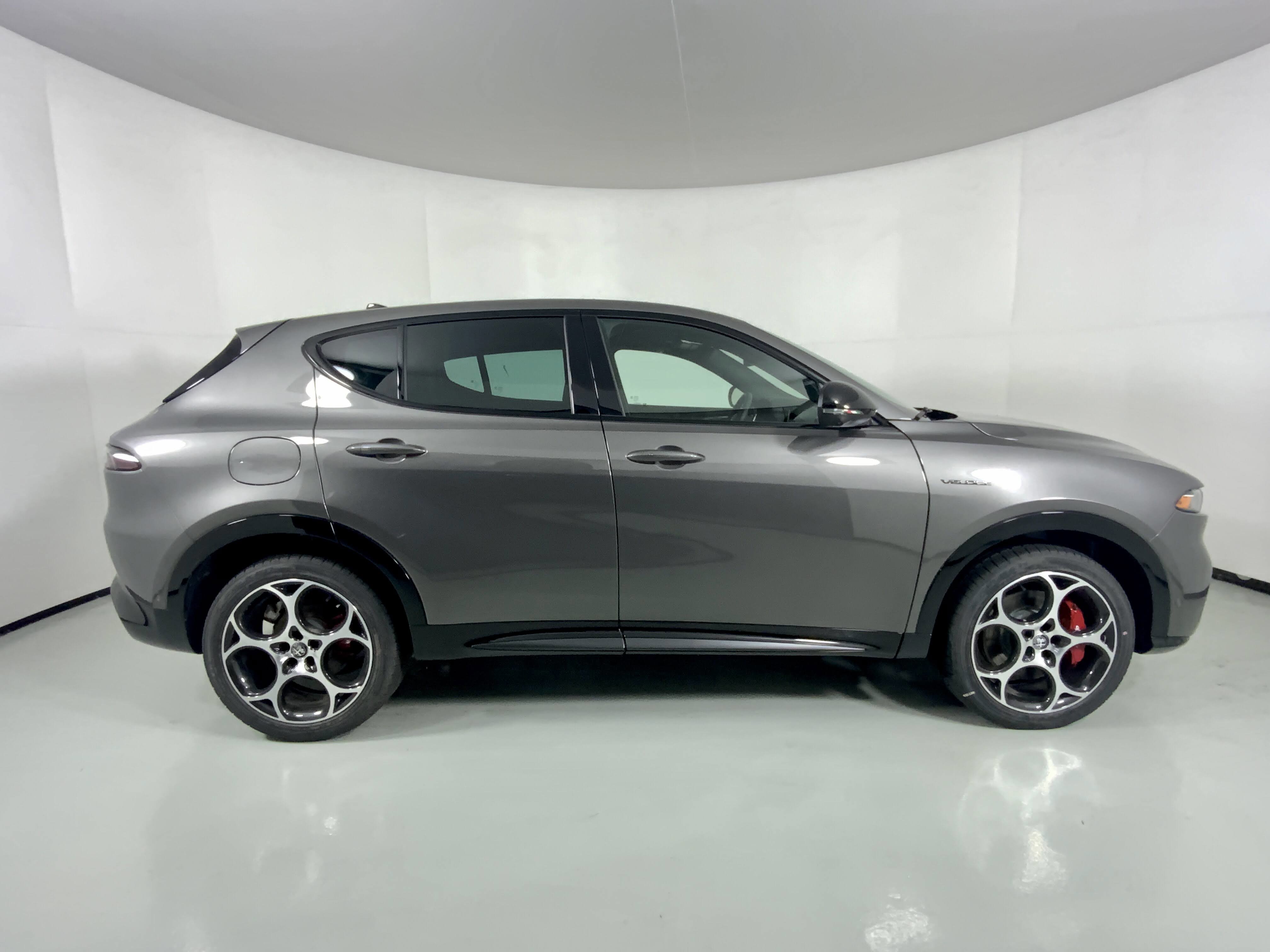 New 2025 Alfa Romeo Tonale w/ Premium Package AWD/4WD image 3