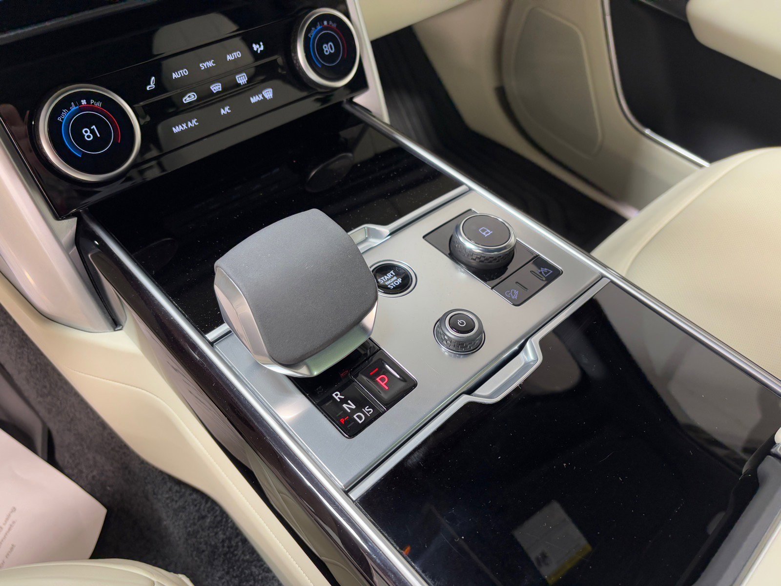 Used 2023 Land Rover Range Rover SE image 15