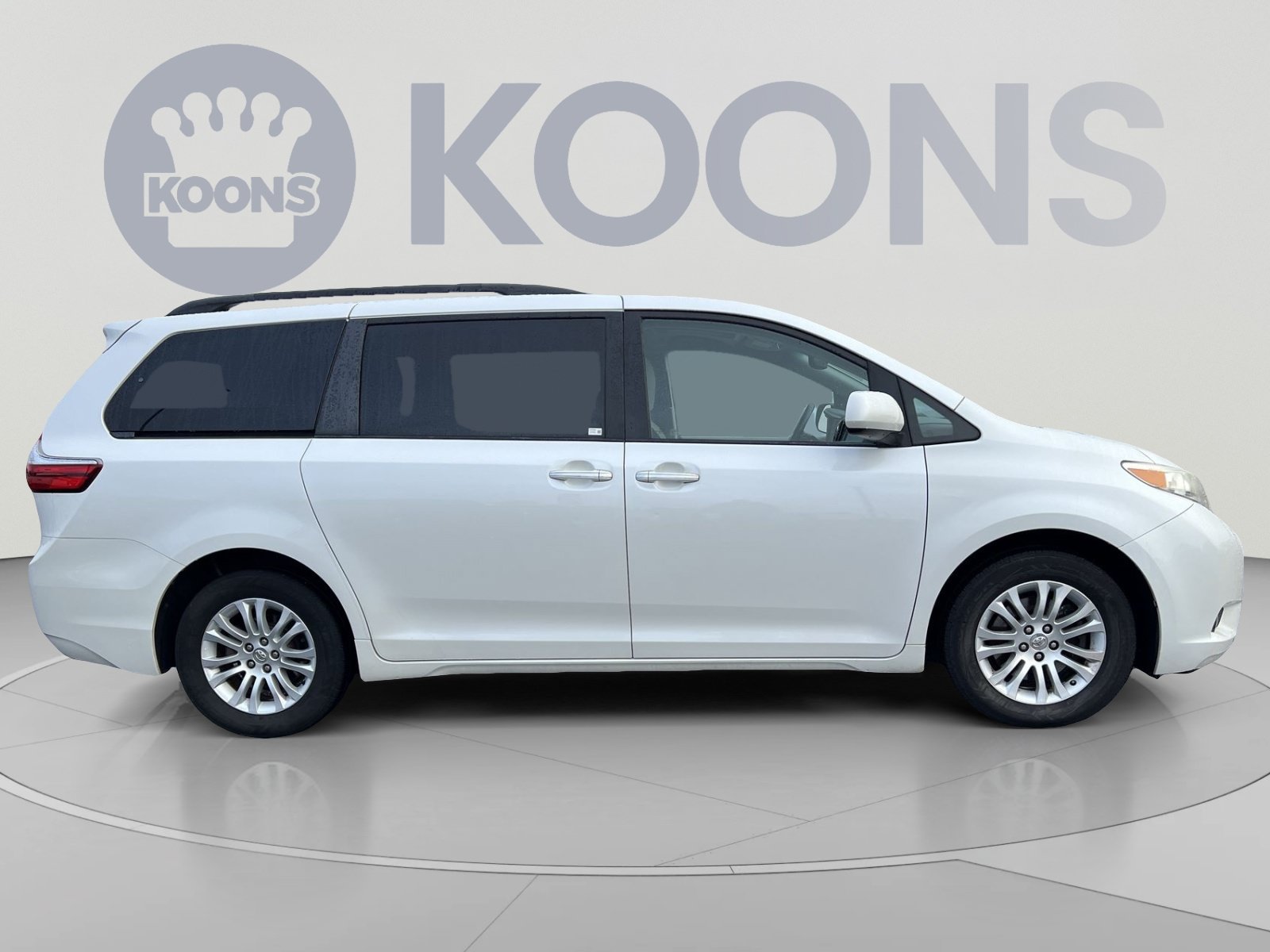 Used 2016 Toyota Sienna XLE w/ XLE Navigation Package FWD image 8