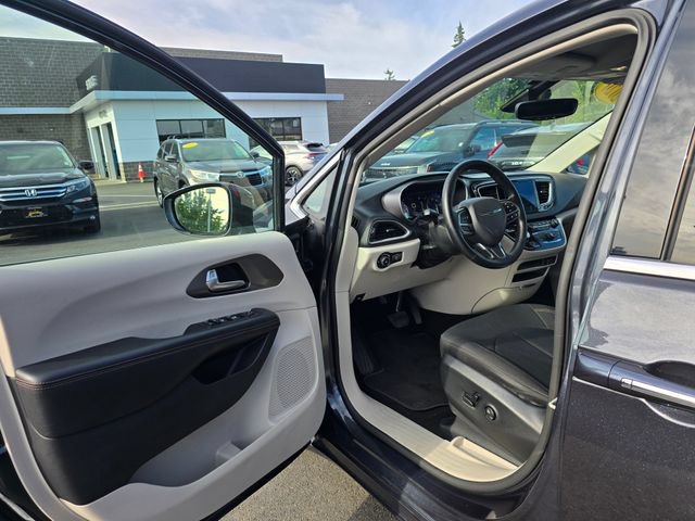 Used 2020 Chrysler Pacifica Touring w/ Advanced Safetytec Group FWD image 25