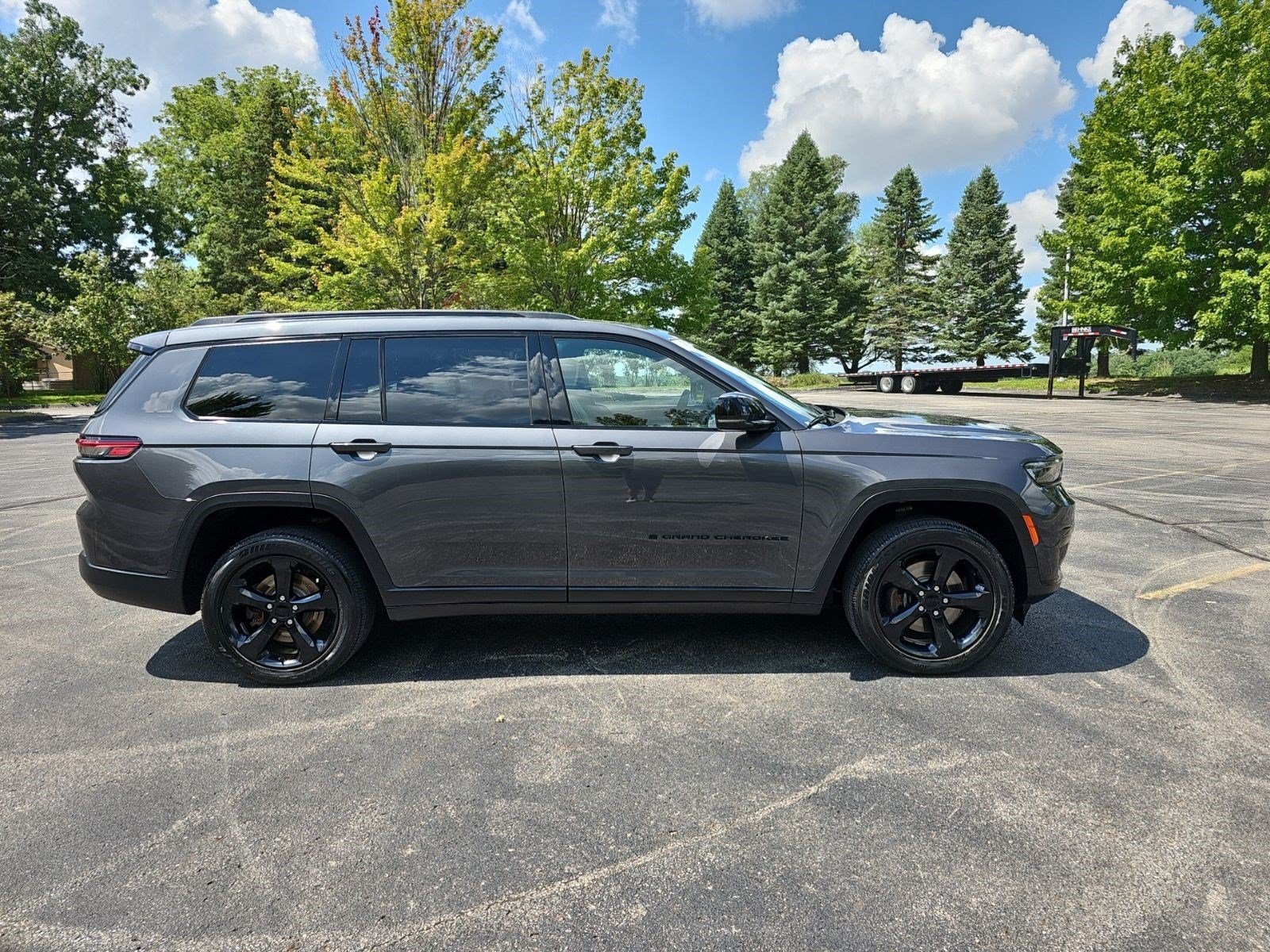Used 2023 Jeep Grand Cherokee L Laredo AWD/4WD image 7