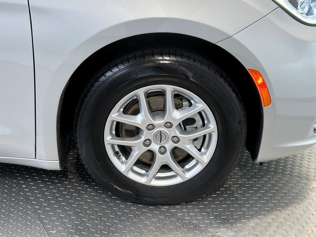 Used 2023 Chrysler Pacifica Touring-L image 13