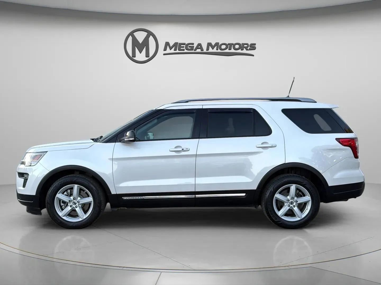 Used 2018 Ford Explorer XLT w/ Equipment Group 202A image 2