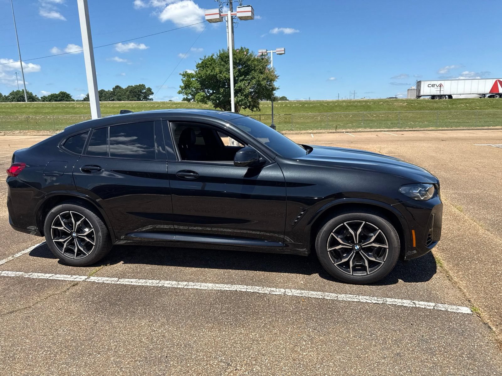 Certified 2023 BMW X4 xDrive30i w/ M Sport Package AWD/4WD image 4