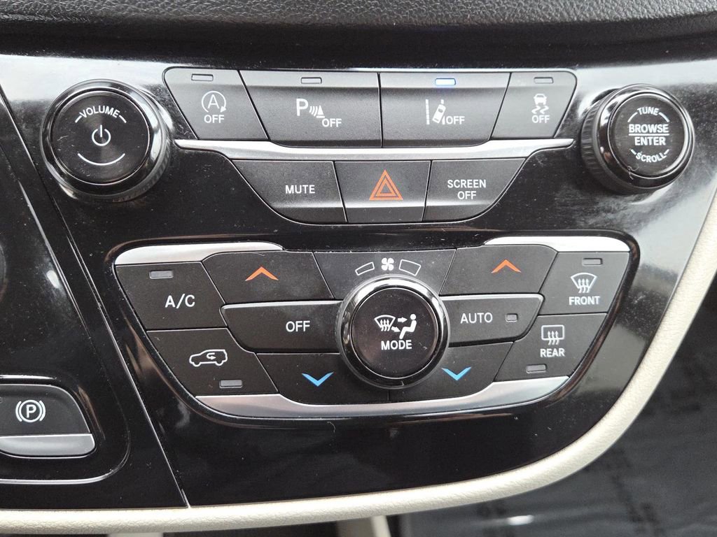 Used 2022 Chrysler Pacifica Touring-L image 29