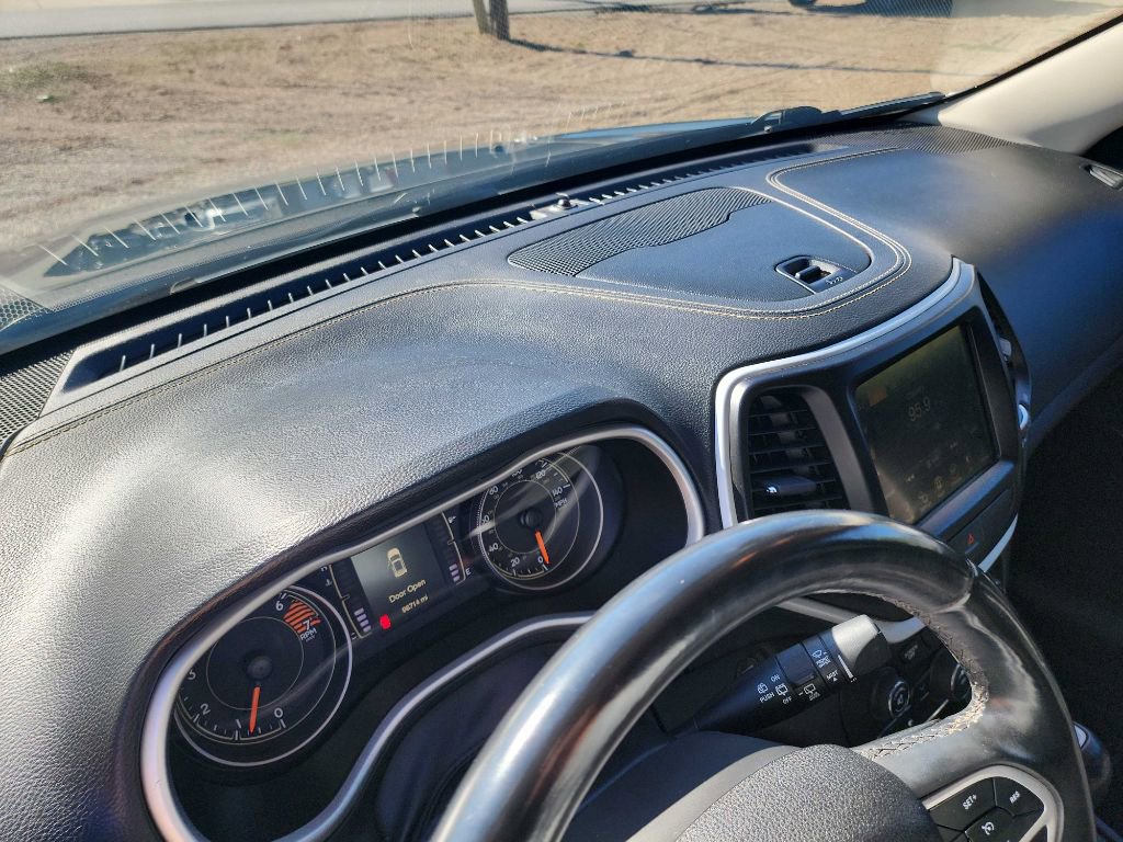 Used 2018 Jeep Cherokee Latitude Plus image 17