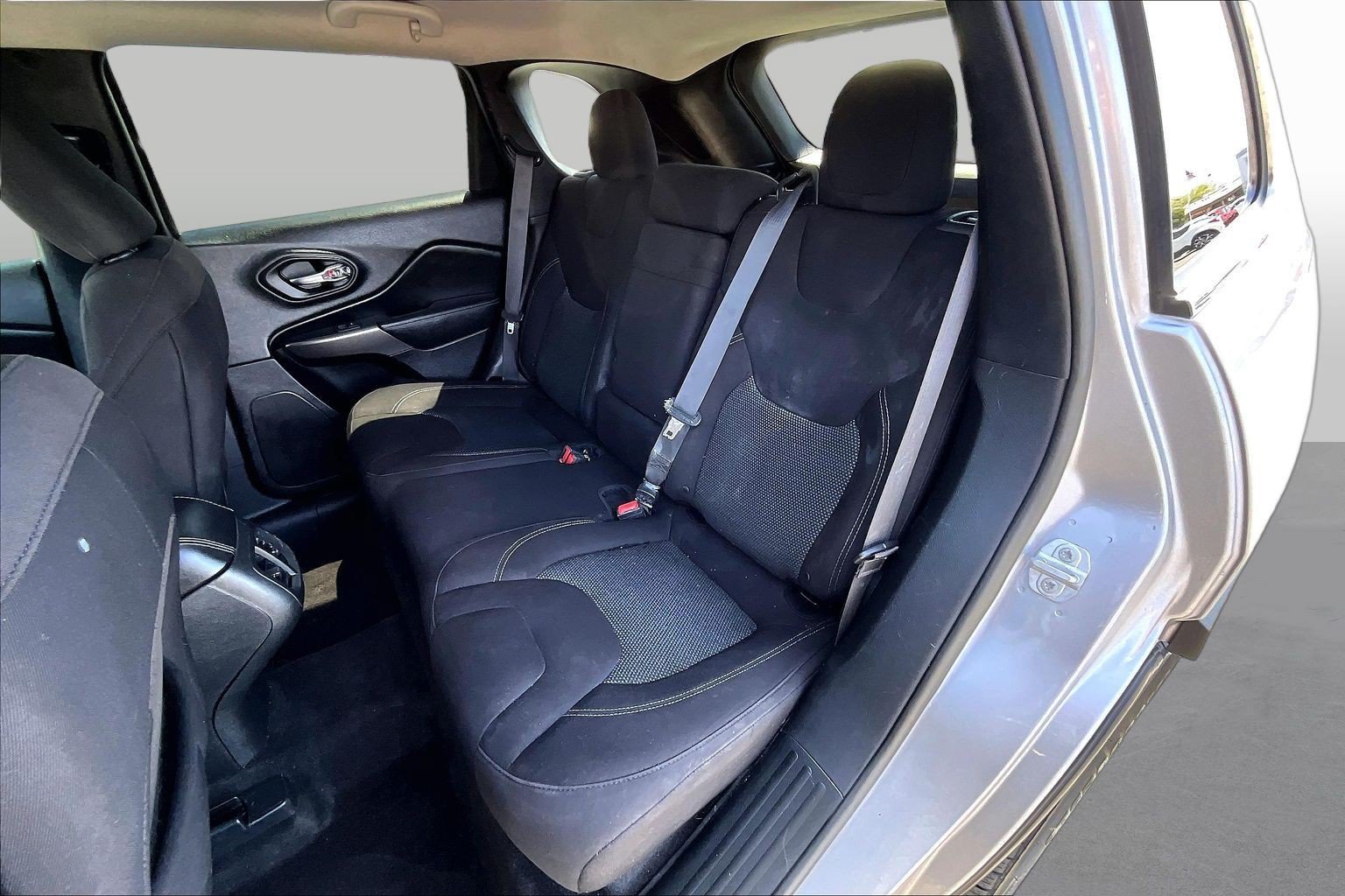 Used 2019 Jeep Cherokee Latitude w/ Cold Weather Group AWD/4WD image 24