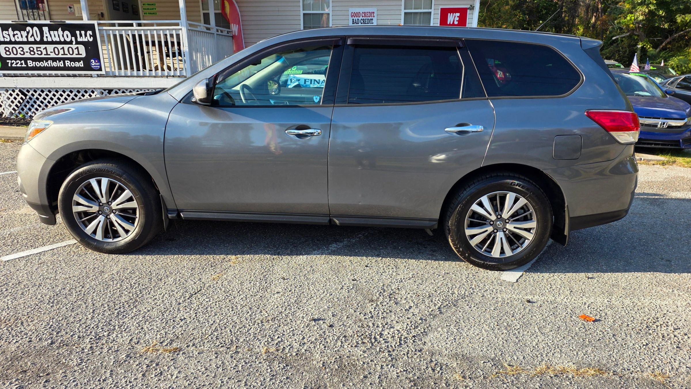 Used 2015 Nissan Pathfinder S image 1