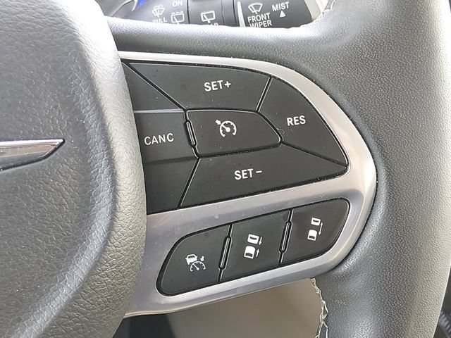 Used 2023 Chrysler Pacifica Touring-L FWD image 22
