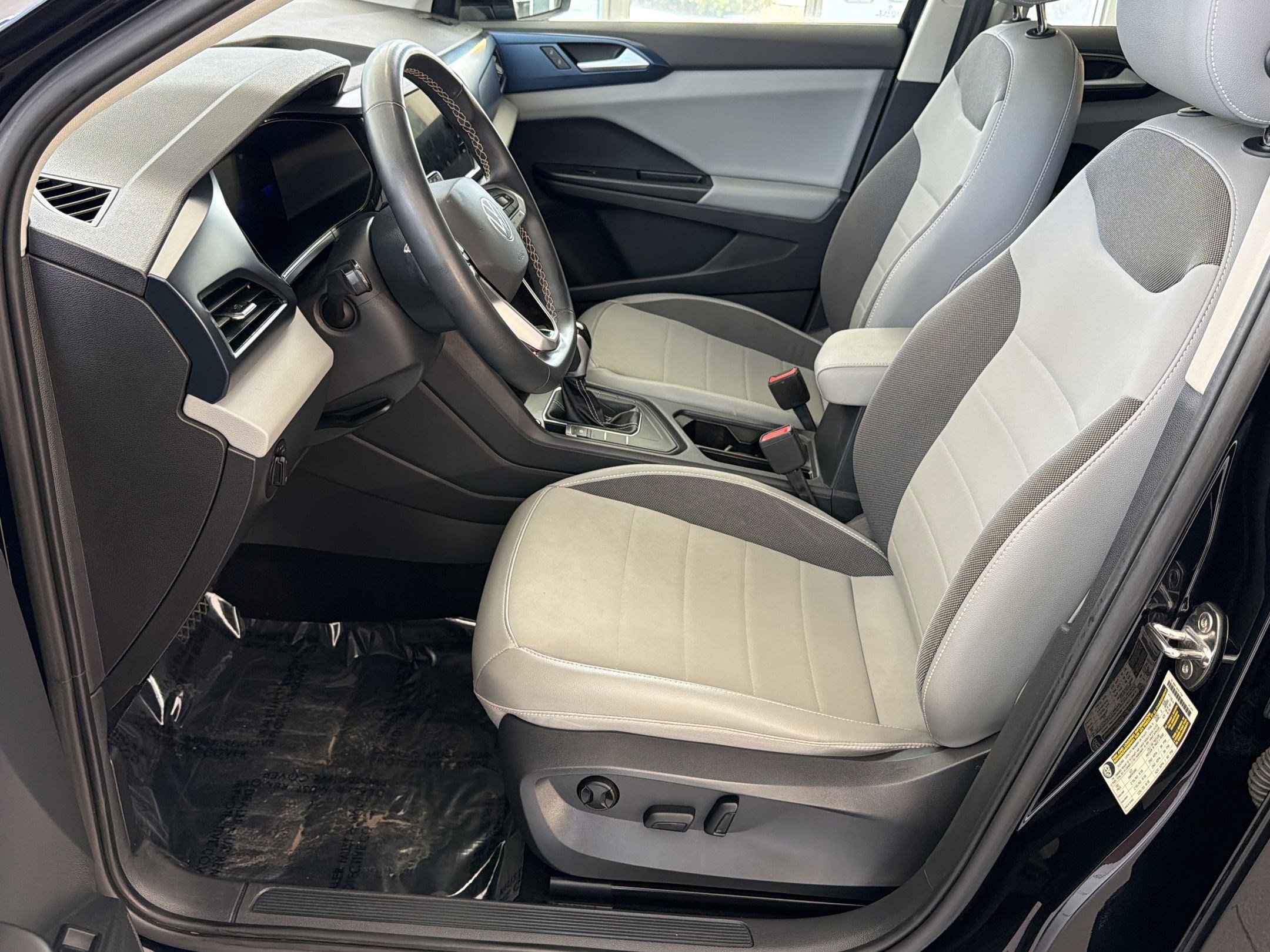 Used 2022 Volkswagen Taos SE w/ Panoramic Sunroof Package image 5