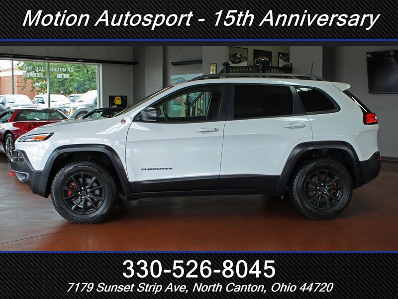 Used 2017 Jeep Cherokee Trailhawk AWD/4WD image 5