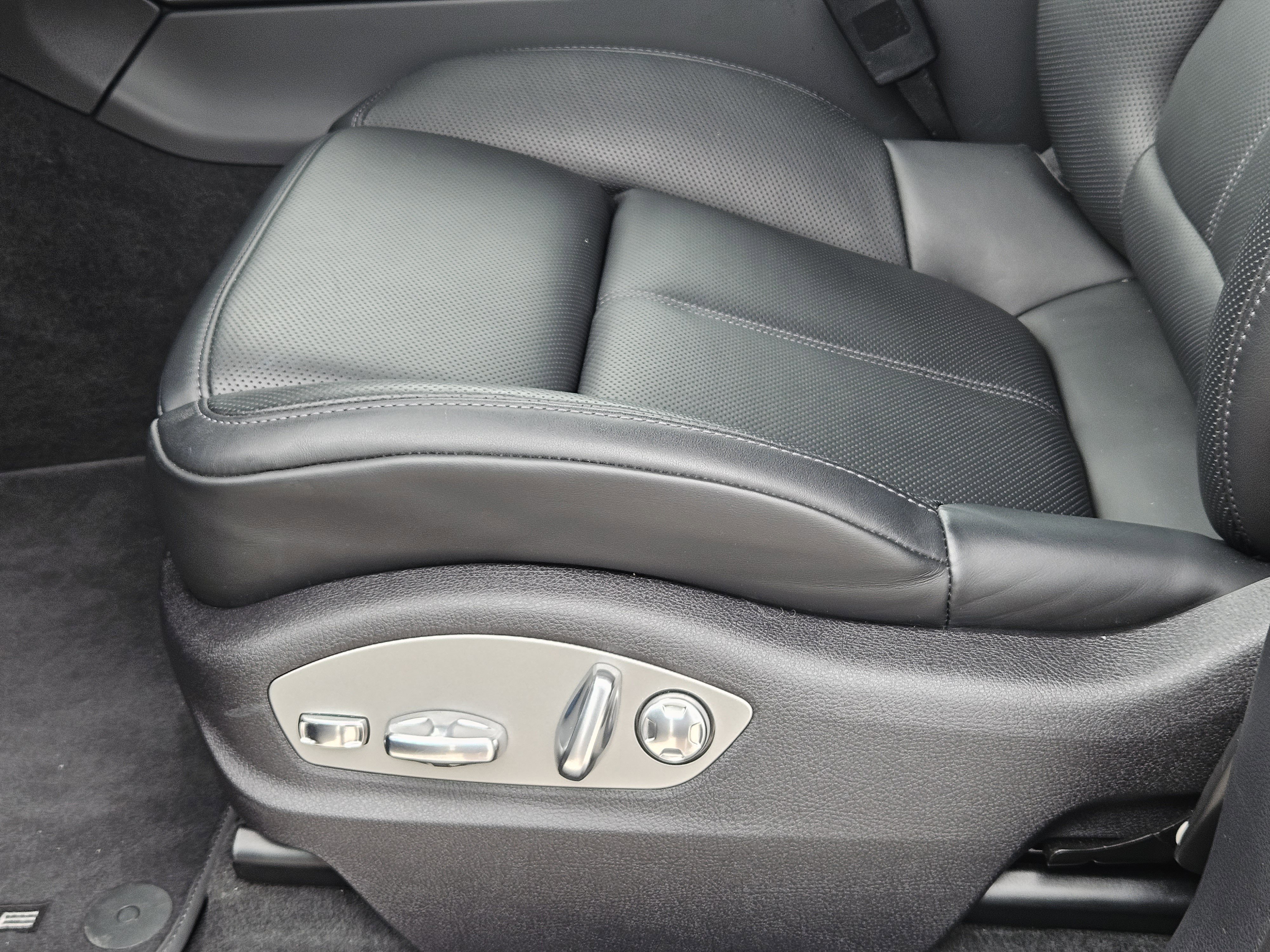 Certified 2026 Porsche Macan image 23